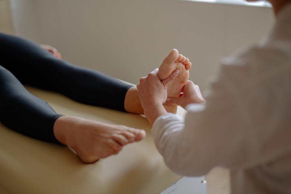  Chiropractor using the Thompson technique on a client with chronic pain