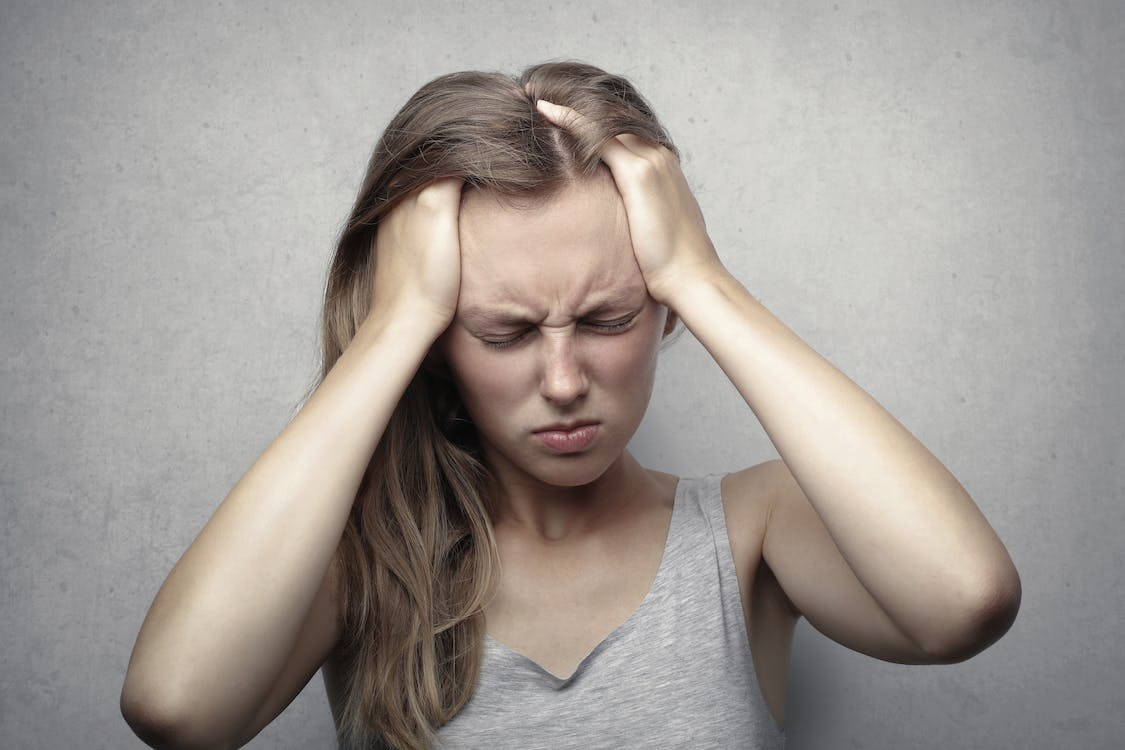  A woman having headache 